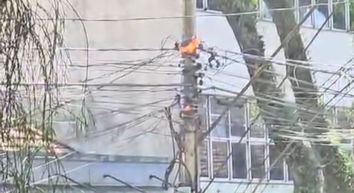 Fios de energia elétrica pegam fogo na Rua Marechal Floriano