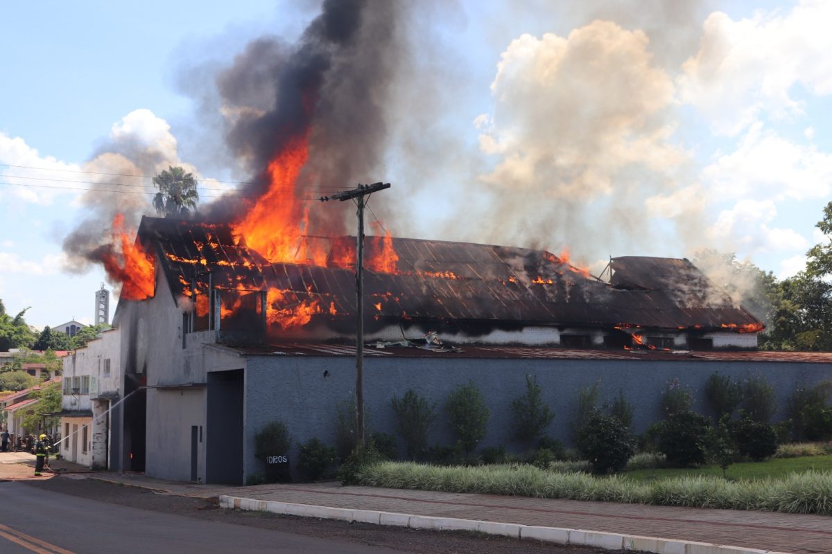 Incêndio em empresa de Mato Leitão mobiliza Corpo de Bombeiros