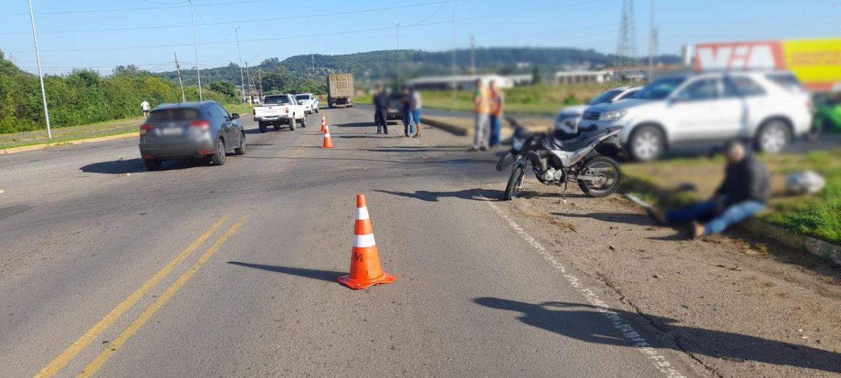 Colisão entre carro e moto deixa uma pessoa ferida em Santa Cruz 