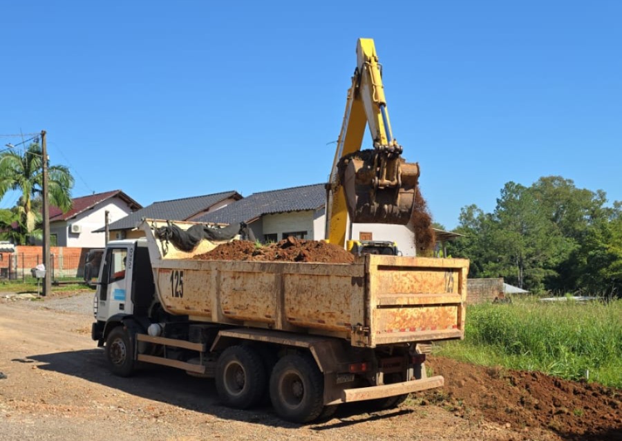 Obras de pavimentação em Linha Santa Cruz devem ser concluídas em três meses