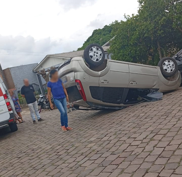 Homem fica ferido após capotar automóvel no Bairro Gressler