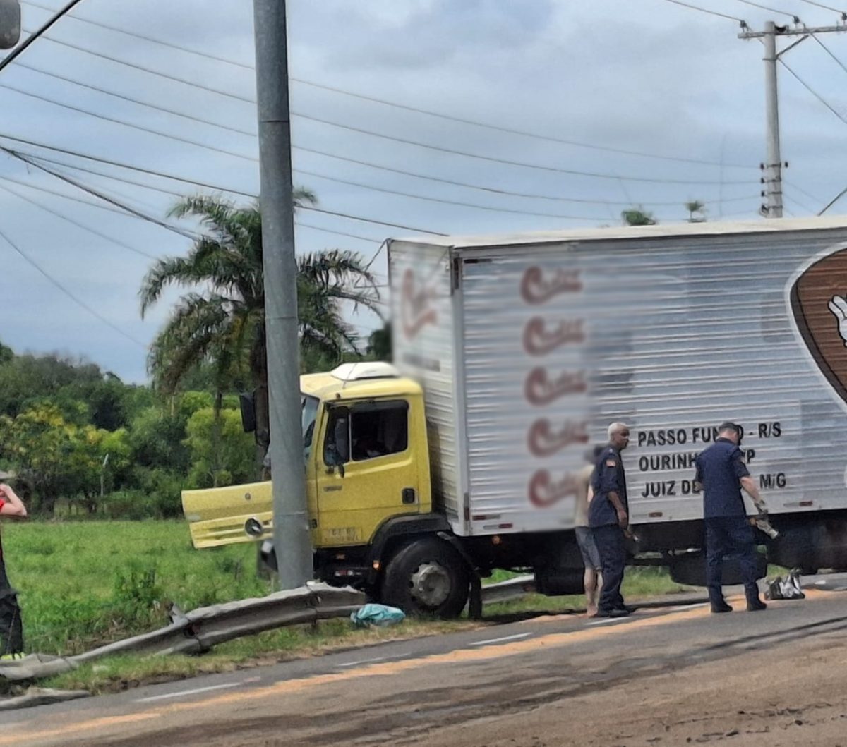 Caminhoneiro colide contra poste às margens da RSC-453, em Venâncio Aires