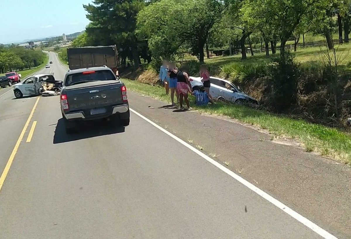 Cinco pessoas ficam feridas em acidente entre dois automóveis na BR-471