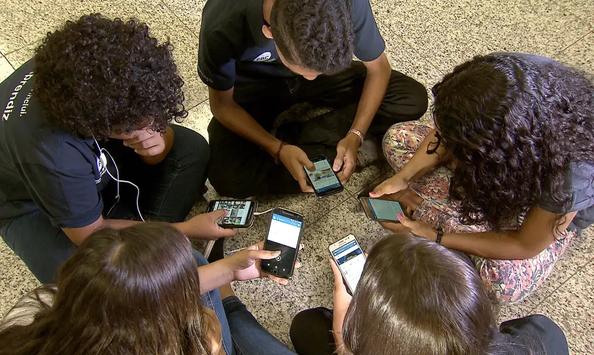 Desde 2019, escola de Vera Cruz adota restrição de celulares e promove interação entre alunos