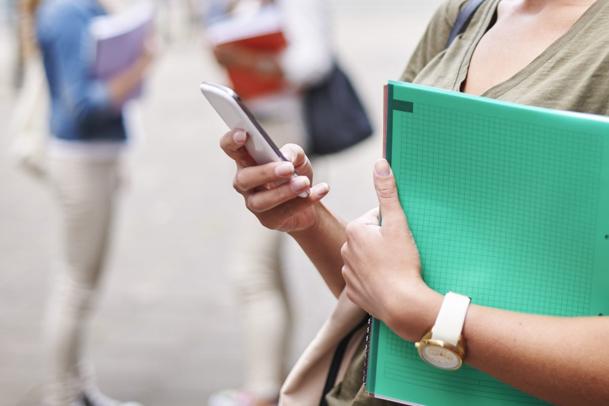 Governo orienta sobre implementação da lei que restringe uso de celular em escolas