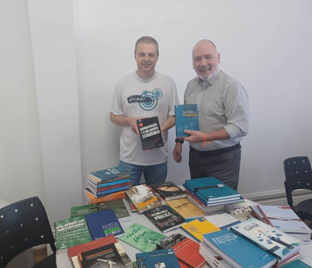 ACI de Santa Cruz realiza doação de livros para Escola Nossa Senhora do Rosário