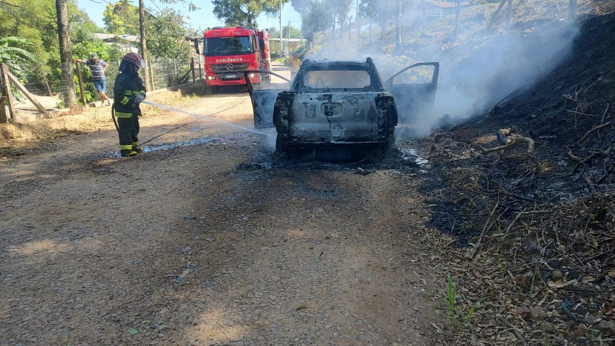 Automóvel é destruído em incêndio no interior de Candelária 