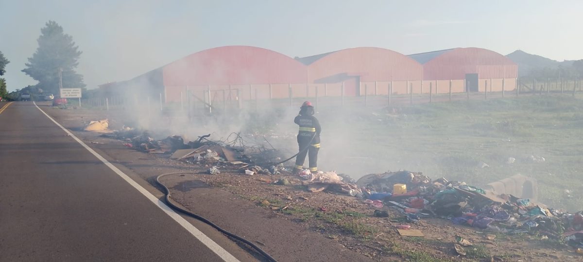 Bombeiros Voluntários de Candelária atendem incêndio em lixão clandestino