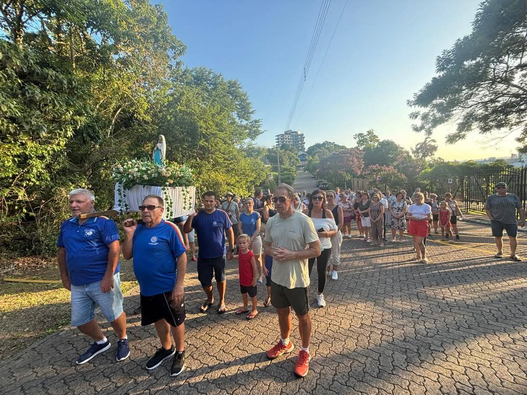 Fiéis participam de procissão à Gruta de Nossa Senhora de Lourdes