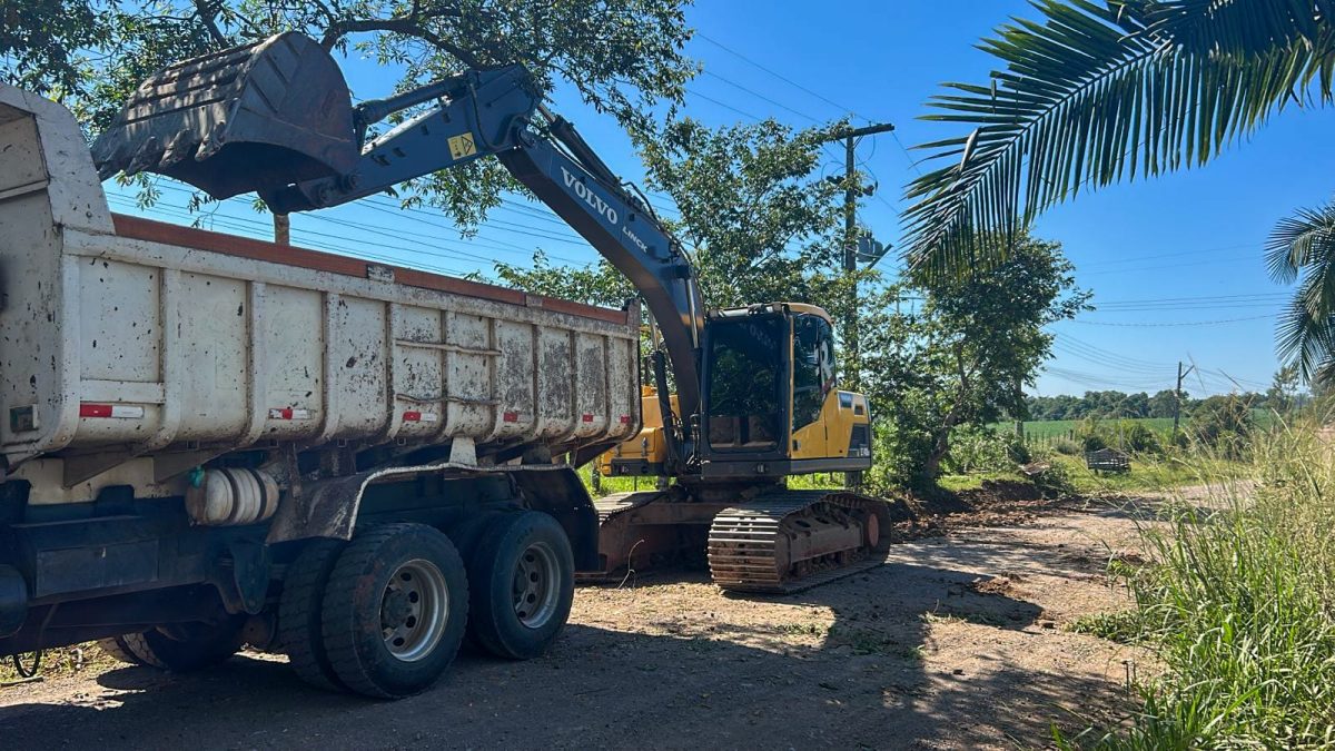 Preparação da base para pavimentação na Travessa Becker exige atenção no trânsito