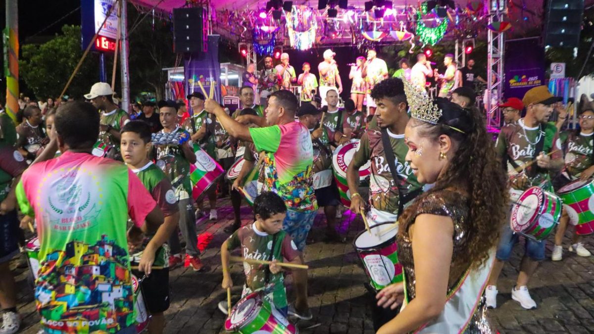 Carnaval em Encruzilhada segue neste sábado com desfiles de escolas de samba