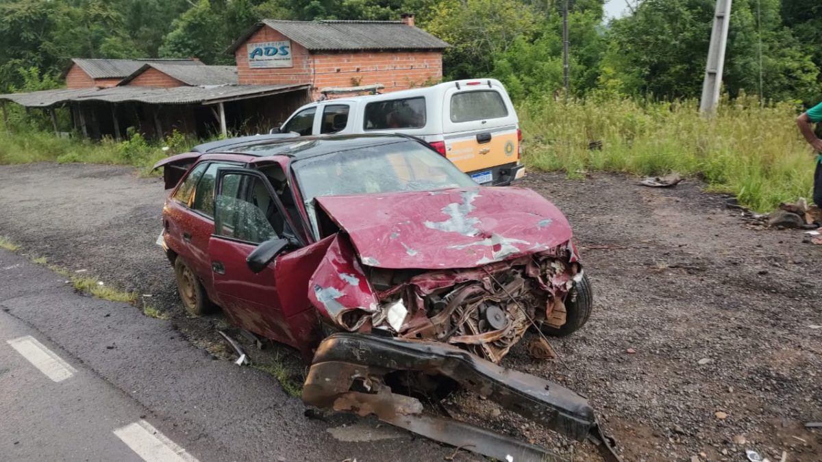 Acidente entre carro e caminhonete deixa dois feridos na ERS-400