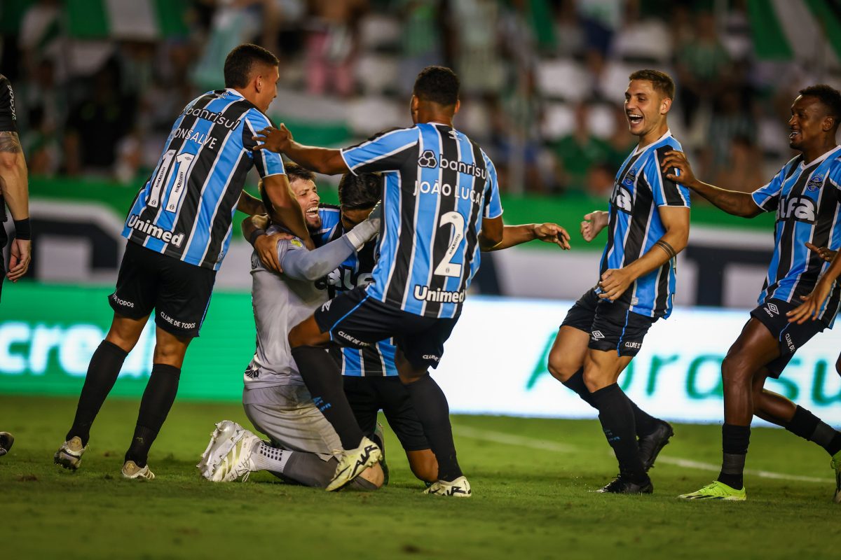 Volpi brilha e Grêmio vence Juventude nos pênaltis