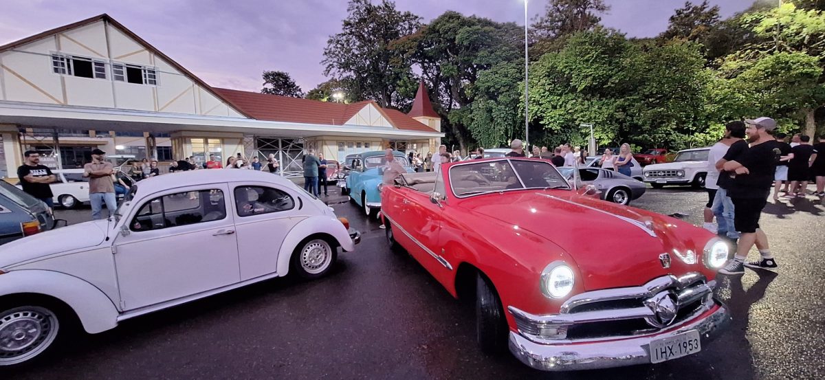 Lançamento do Old School Day reúne amantes dos carros antigos