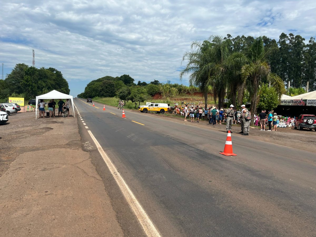 Manifestantes protestam contra instalação de pedágio na RSC-453