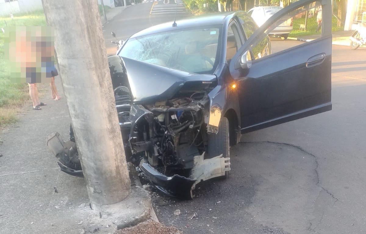 Motorista perde controle e colide em poste em Santa Cruz