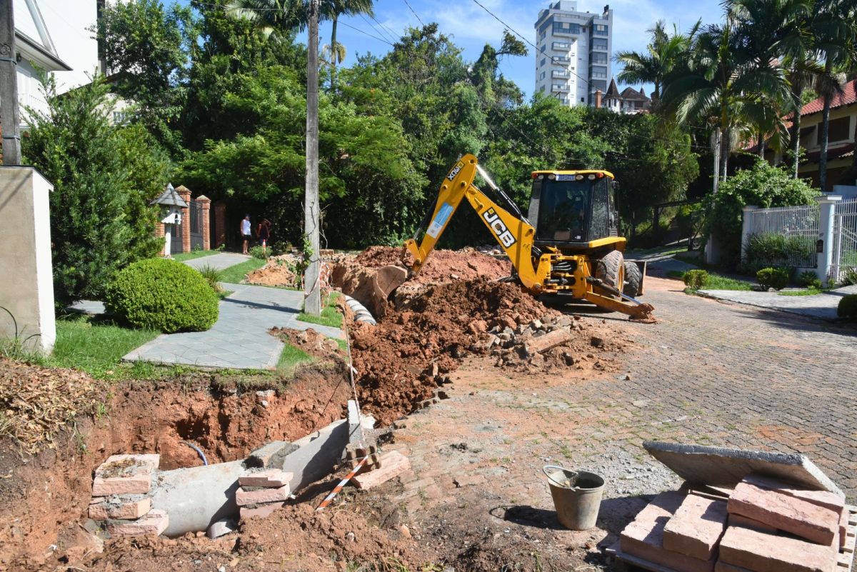 Secretaria de obras realiza melhorias em vários pontos de Santa Cruz