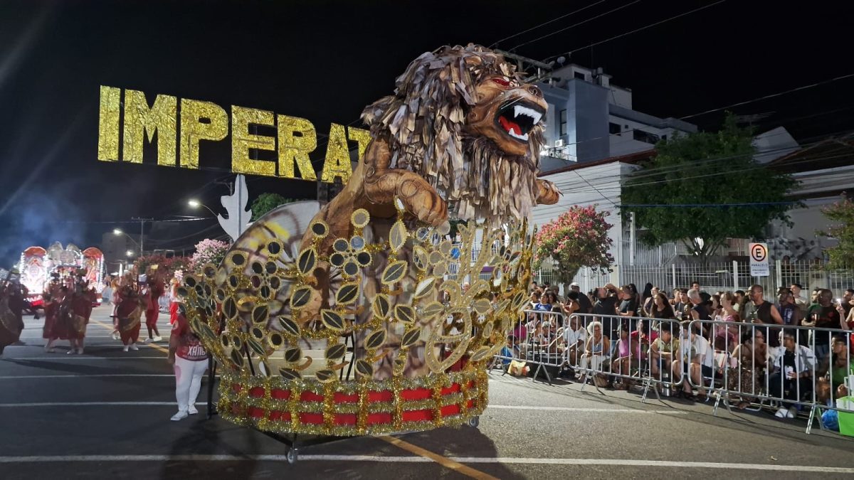 Desfile de Carnaval atrai multidão à Rua Galvão Costa