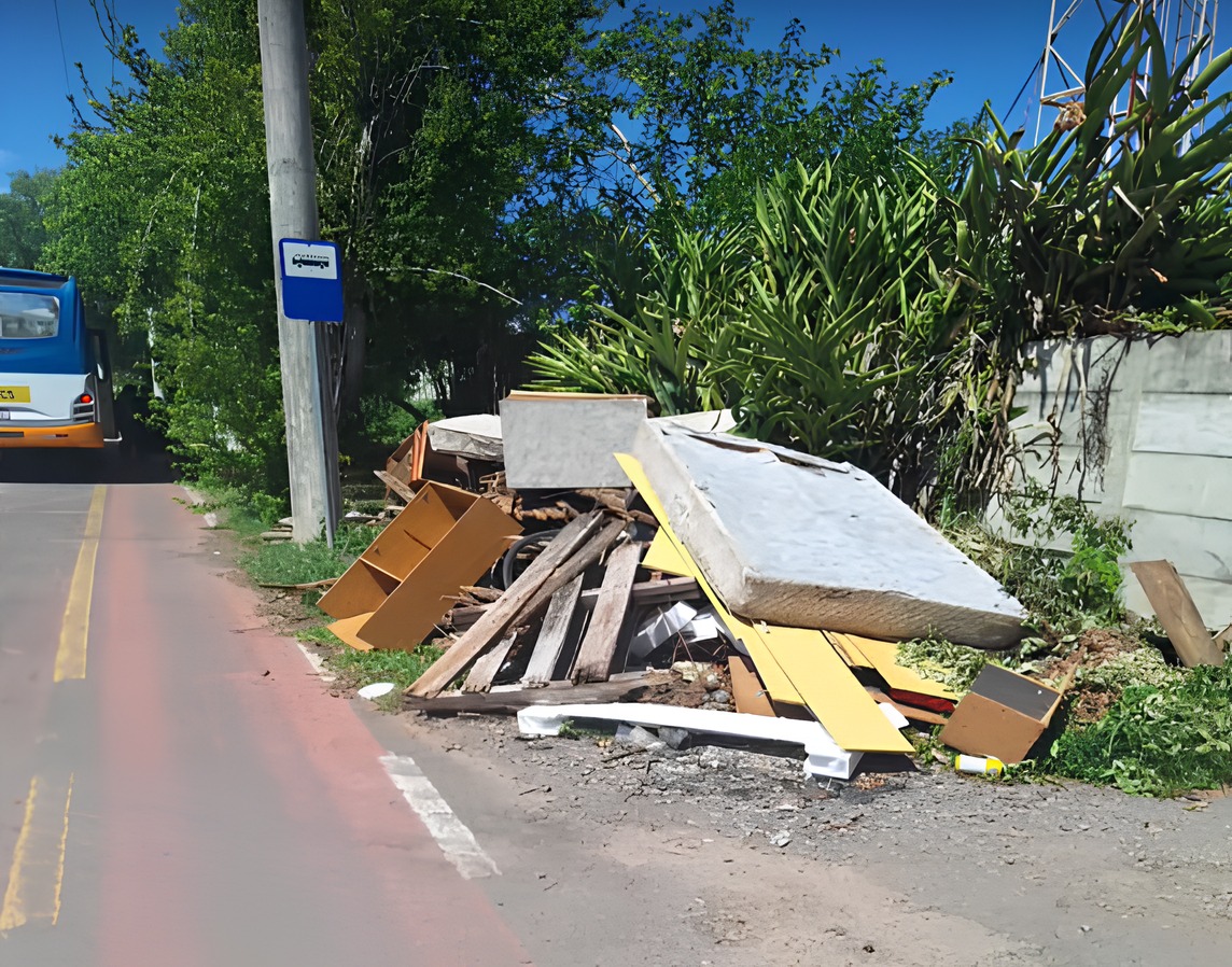 Resíduos acumulados nas ruas do Bairro Progresso geram incômodo: “tem lixo jogado pela janela”