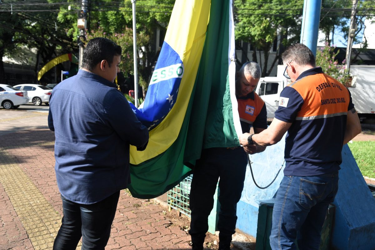 Bandeira nacional da Praça da Bandeira é trocada; entenda o motivo