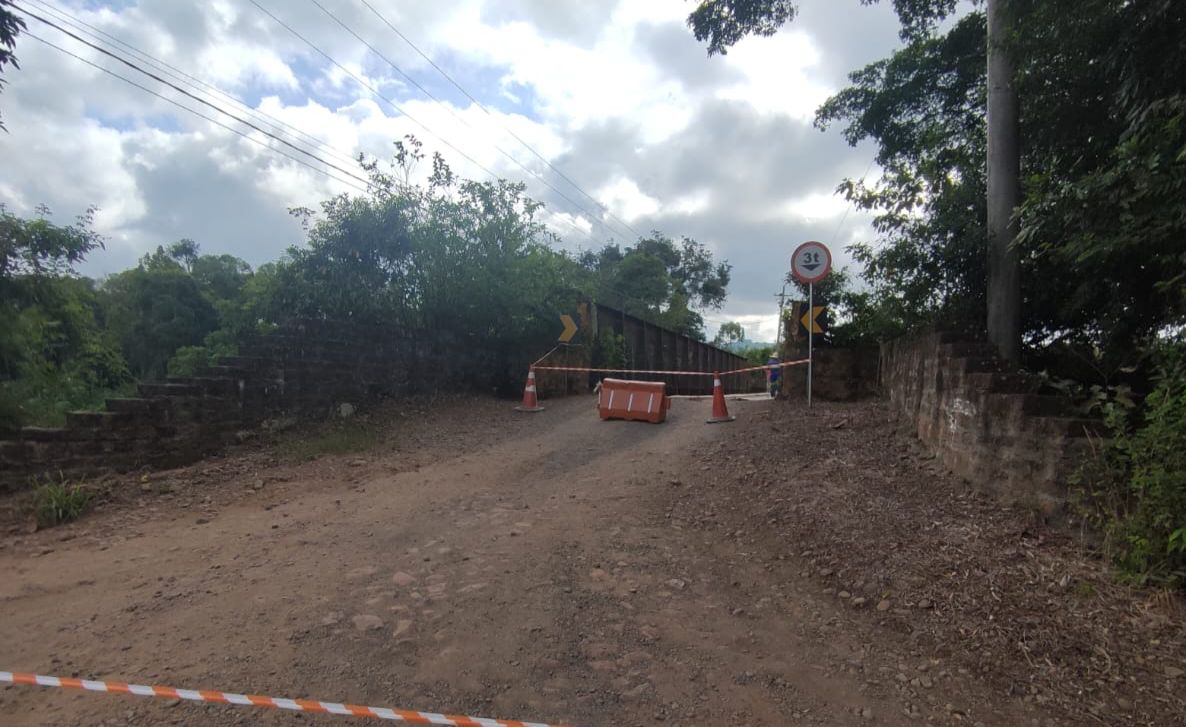 Ponte centenária do interior de Santa Cruz tem trânsito bloqueado