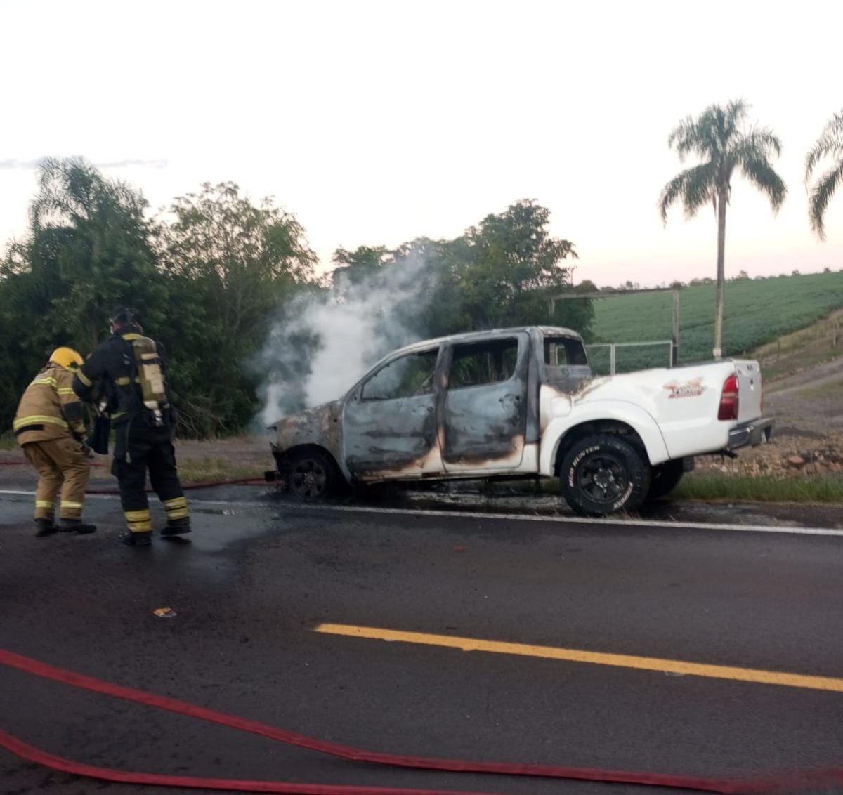 Incêndio destrói veículo na BR-471