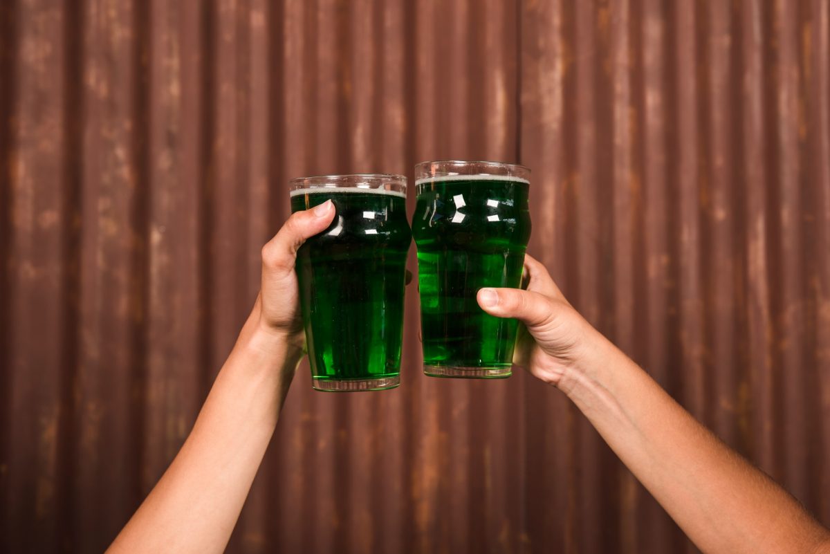 Santa Patrick’s Day promete cerveja verde e música ao vivo neste sábado