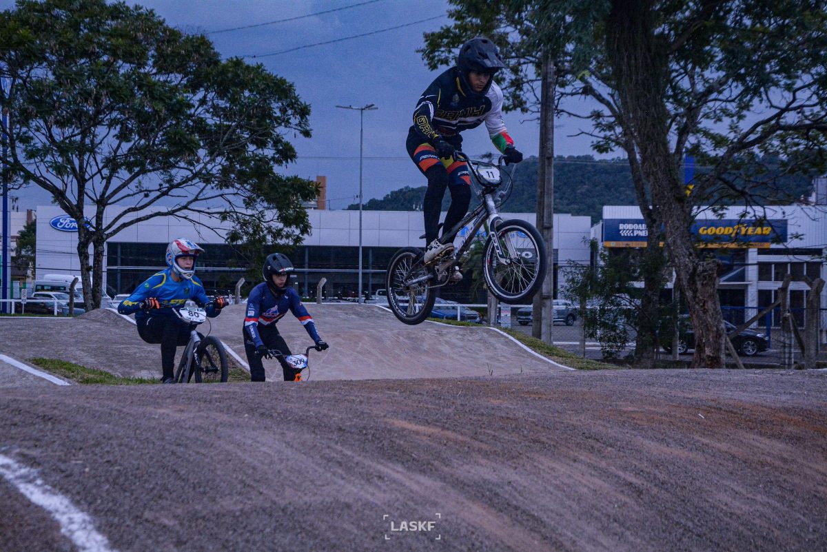 Copa Verão de BMX reúne 120 pilotos no Parque da Oktoberfest