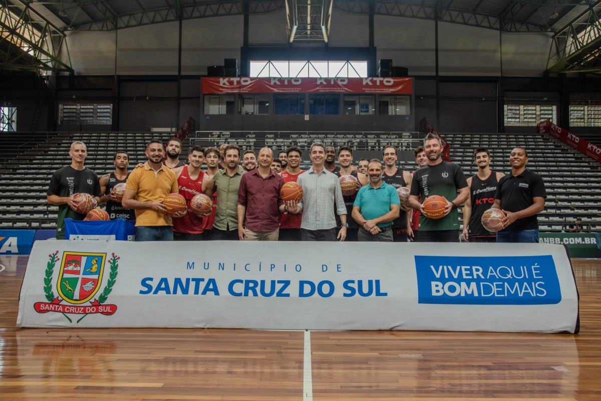 Prefeitura recebe doação de alimentos e bolas de basquete do Ceisc União Corinthians