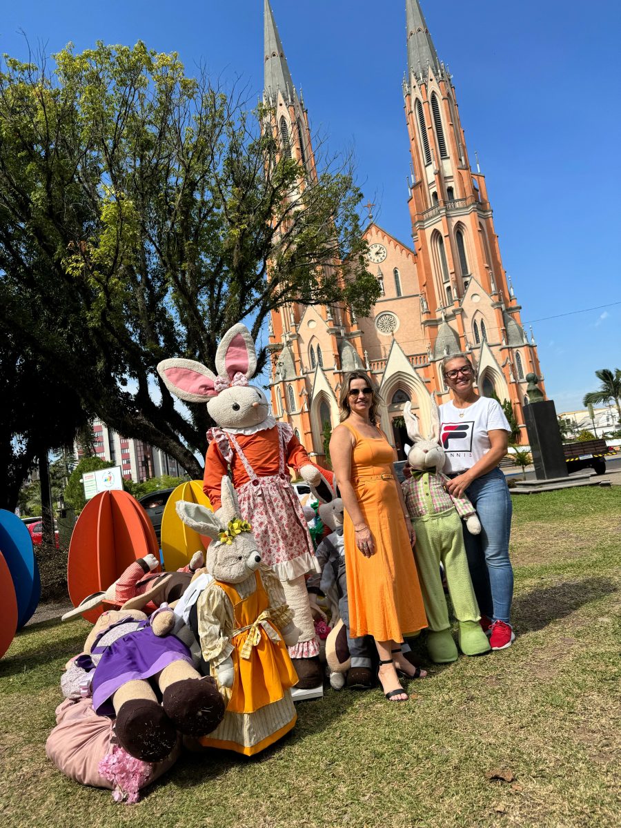 Praça Matriz começa a receber decoração de Páscoa em Venâncio Aires