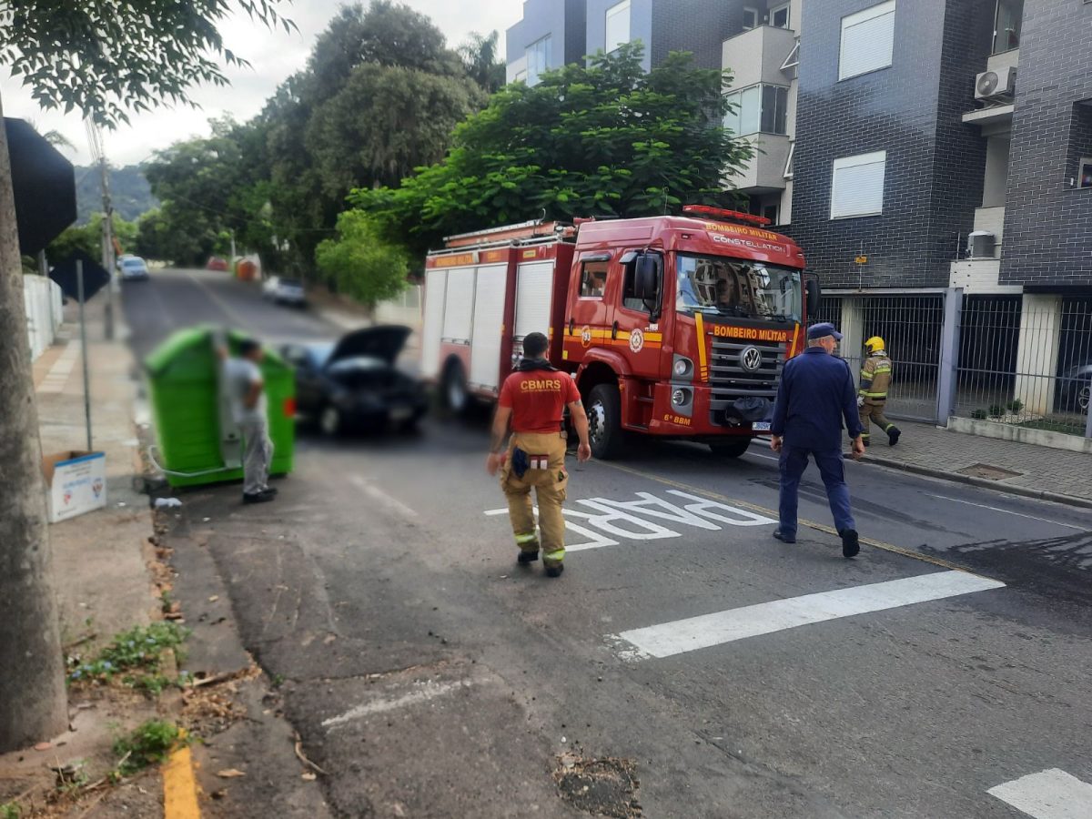 Bombeiros controlam incêndio em carro no Bairro Universitário