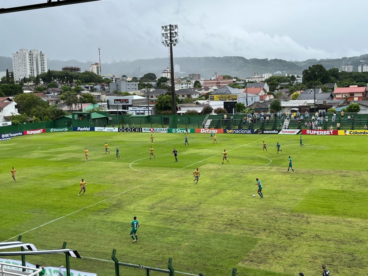 Avenida goleia o Pelotas e se aproxima da permanência no Gauchão