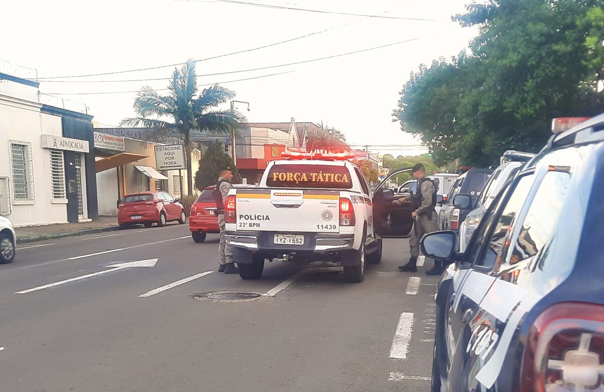 Réu em processo de tráfico é alvejado na cabeça por comparsa em Santa Cruz