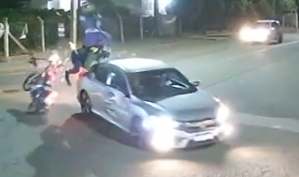 Motoboy fica ferido em colisão com carro em esquina