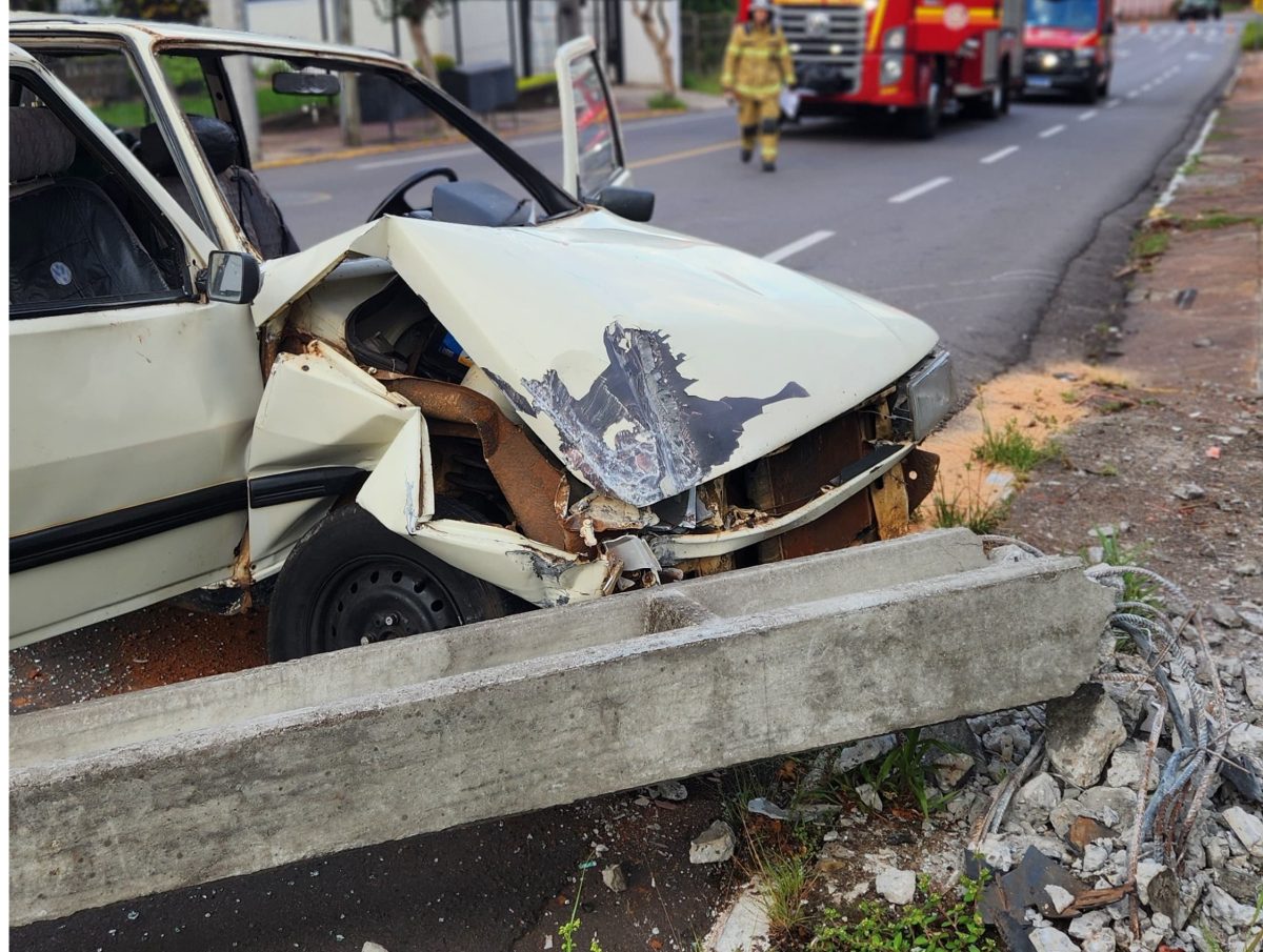 Motorista perde controle de Uno e colide contra poste em Santa Cruz