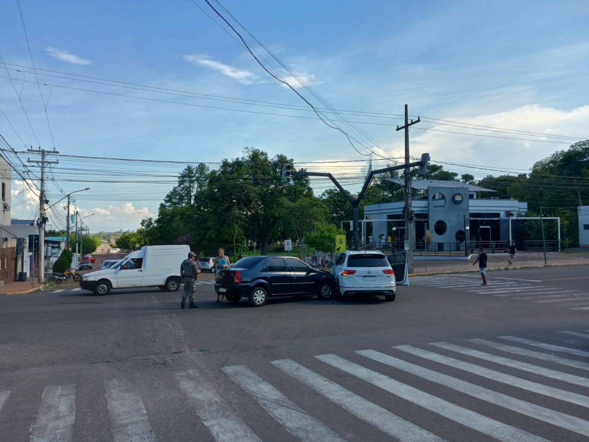 Acidente é registrado na esquina da Praça José Bonifácio, em Vera Cruz