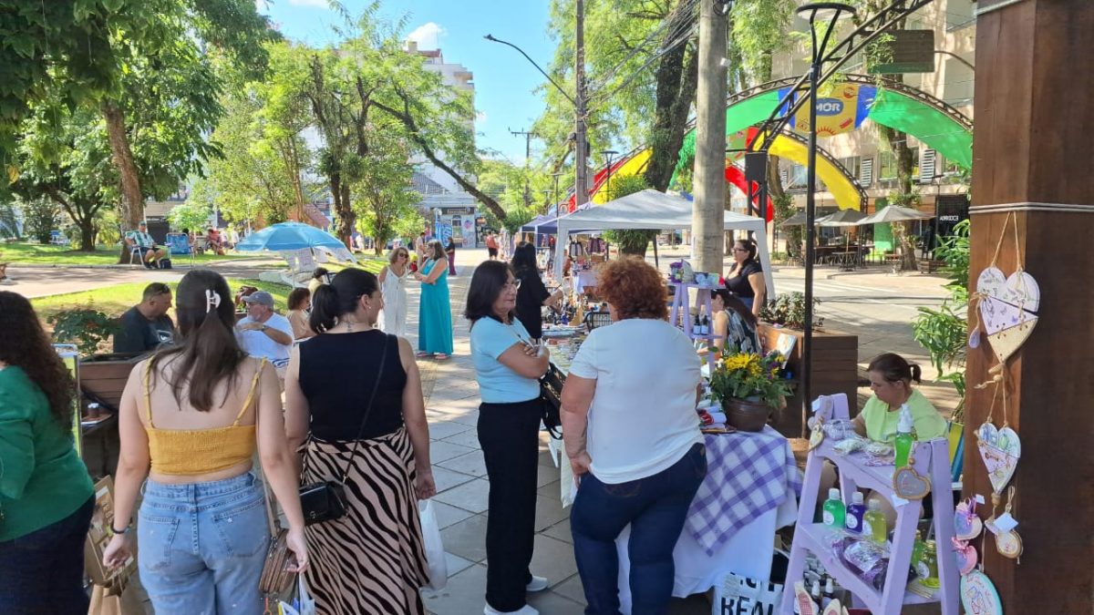 Feira de Artesanato e Economia Criativa leva público para a Praça da Bandeira