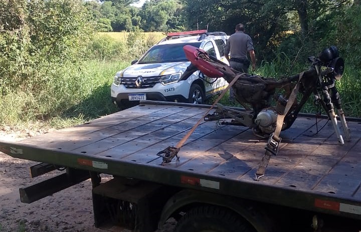 Motocicleta furtada no Centro é encontrada depenada no interior