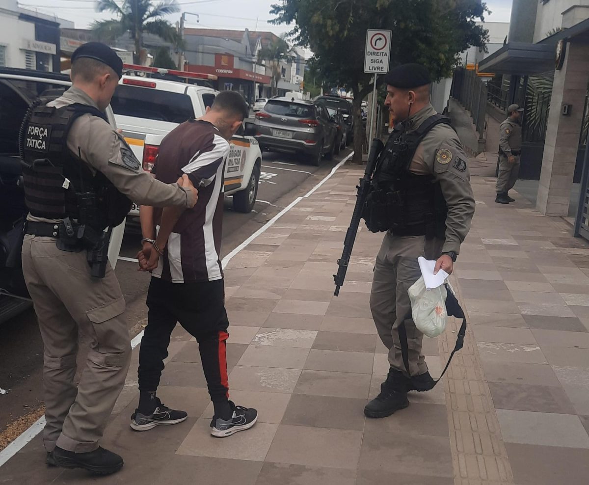 Brigada Militar apreende drogas e prende três em casa ligada ao tráfico