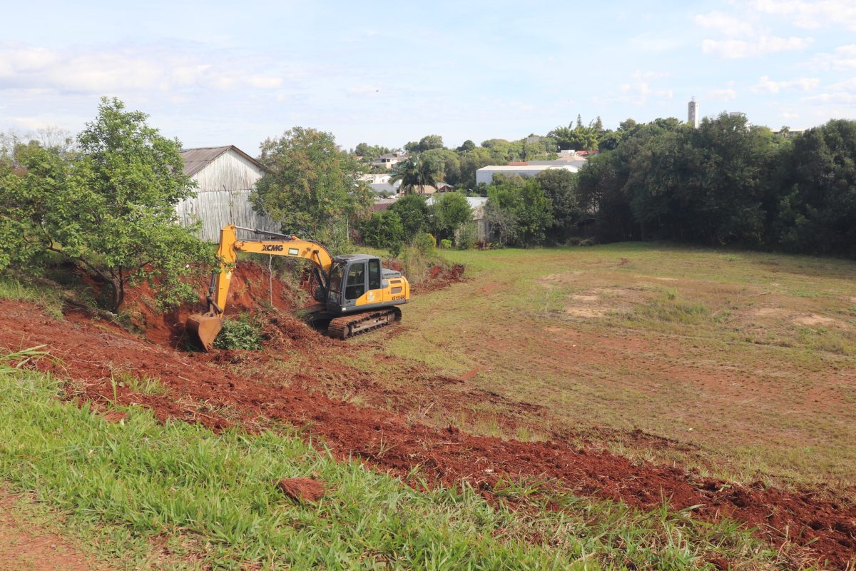 Prefeitura de Mato Leitão prepara área para construção de quadras esportivas