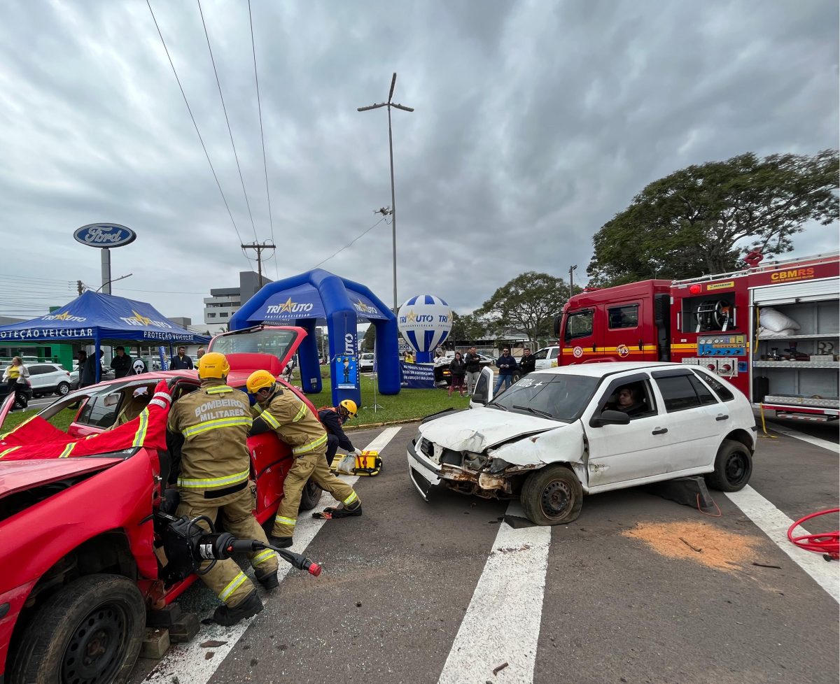 Simulação de acidente alerta para cuidados e maior conscientização no trânsito