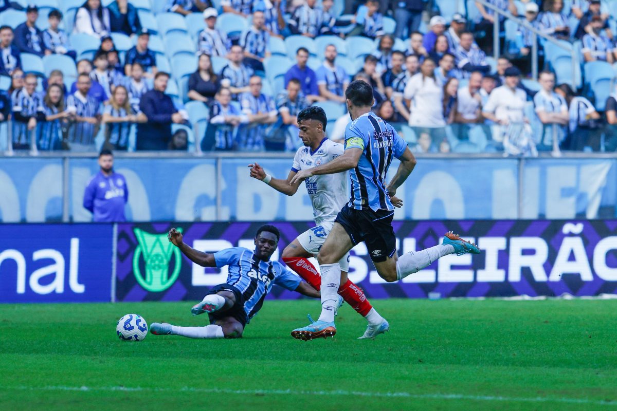 Com pênalti polêmico, Grêmio volta a vencer após cinco jogos