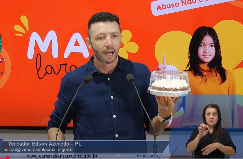 Vereador leva bolo de aniversário à tribuna e destaca falta de legislação sobre poluição sonora