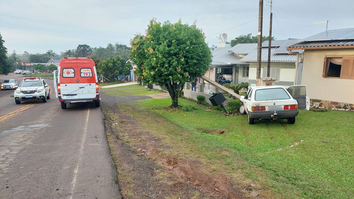 Motorista fica ferido após colidir em poste de energia no Bairro Santa Tecla