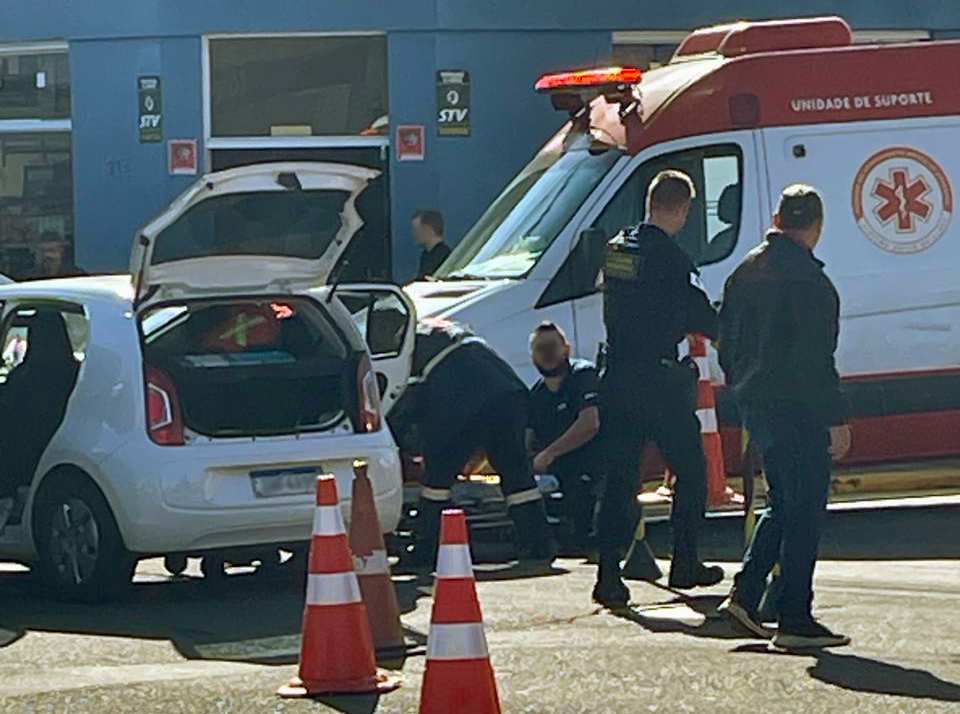Carros colidem em cruzamento com semáforo no Centro de Santa Cruz