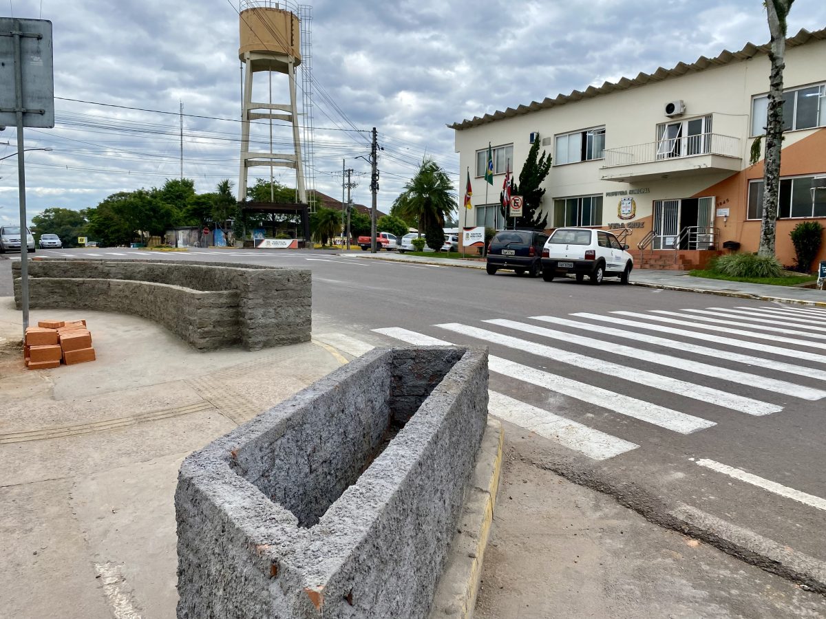 Revitalização do centro inicia pela construção de canteiros