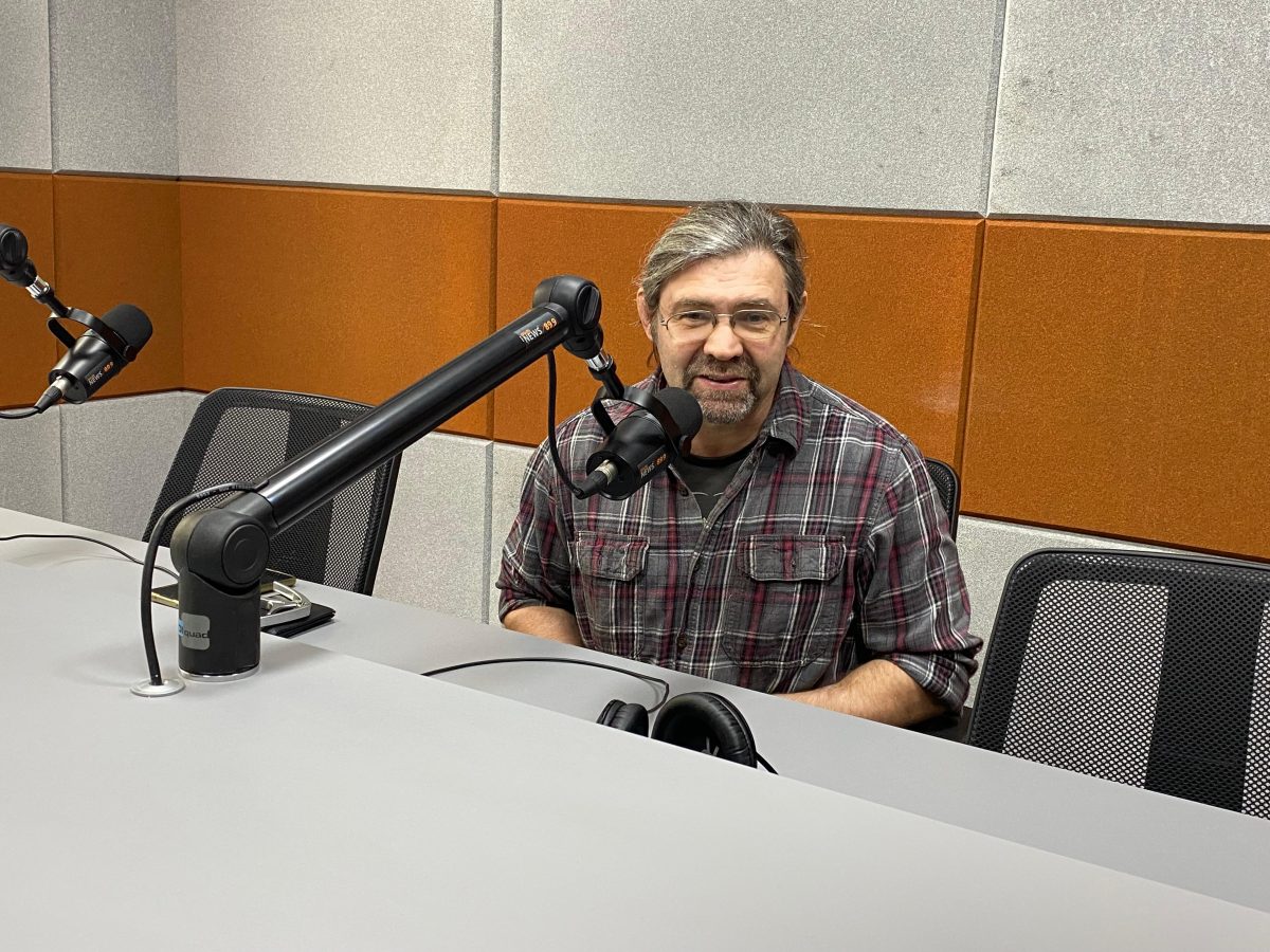 Rádio Revista – Neal Sceurman, Professor de inglês e Músico