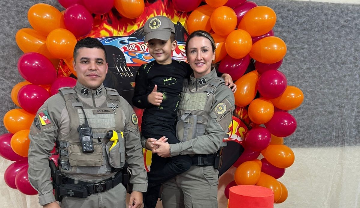 Brigada Militar de Vera Cruz surpreende menino e participa de festa de aniversário