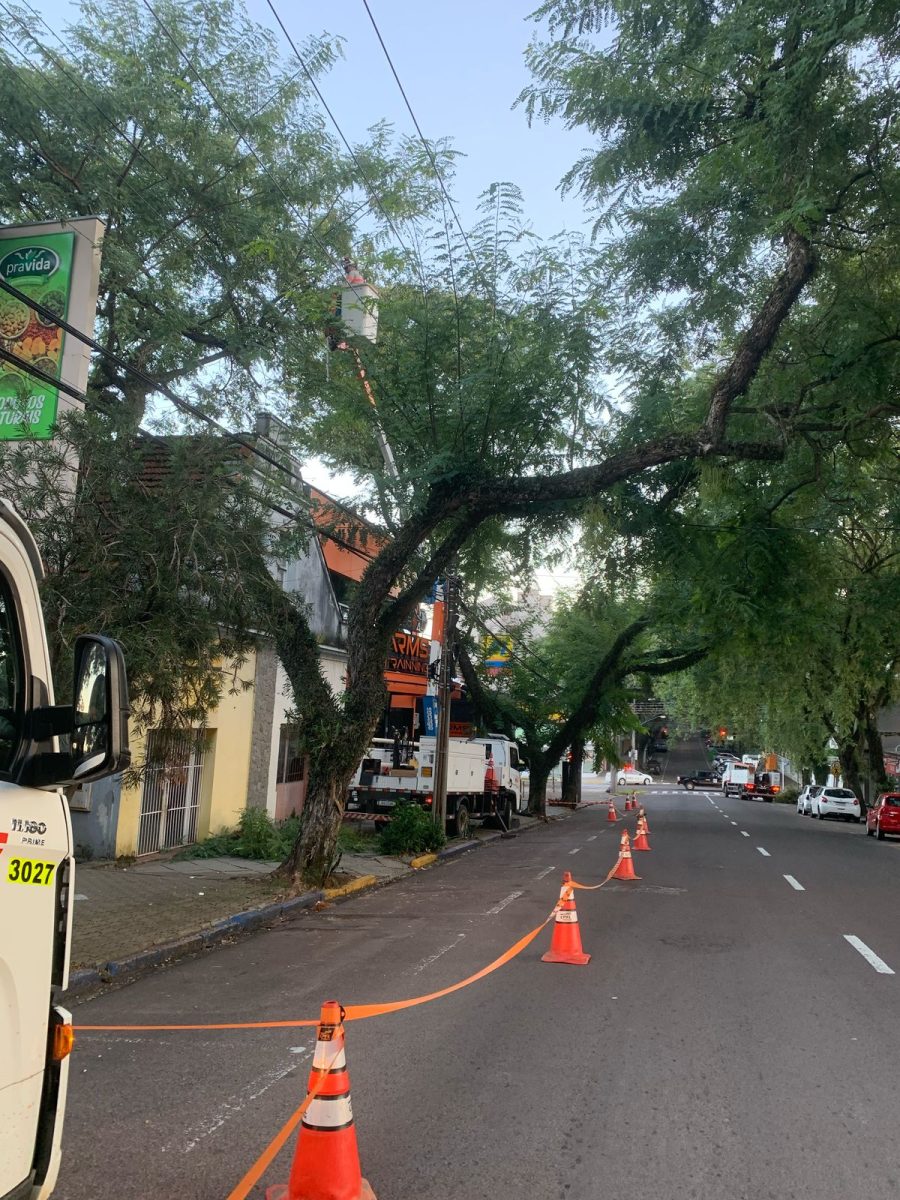 RGE e Secretaria de Limpeza Urbana realizam podas de contenção na Marechal Floriano