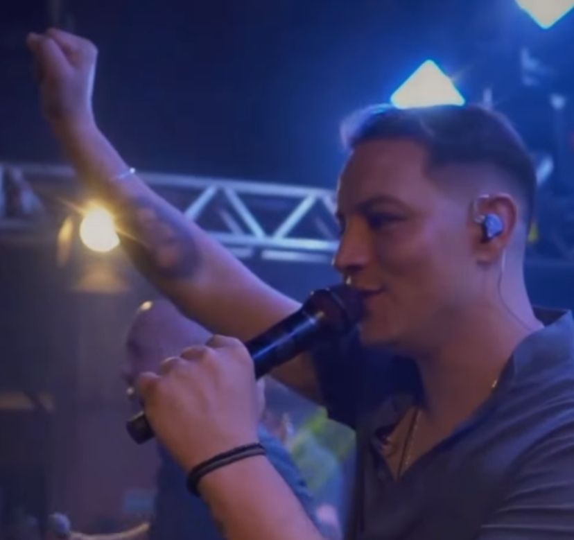 Paulinho Dill retorna ao palco após sofrer grave acidente